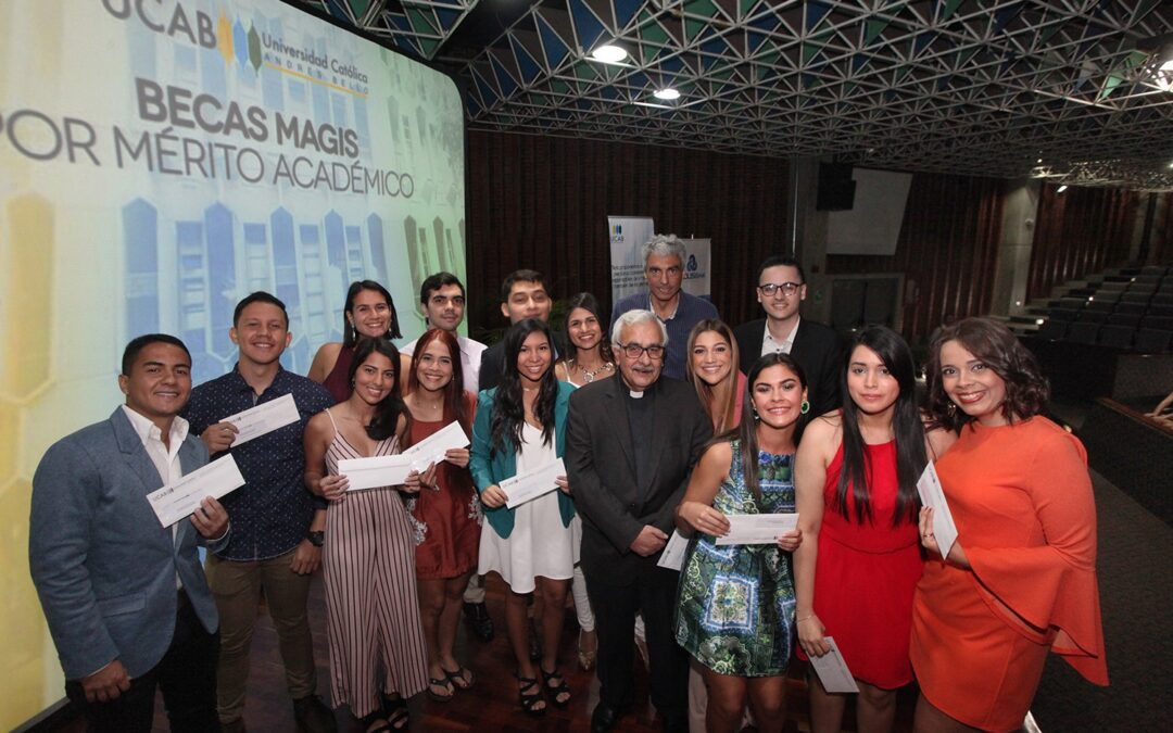 La UCAB reconoció el esfuerzo de los graduandos con Becas Magis