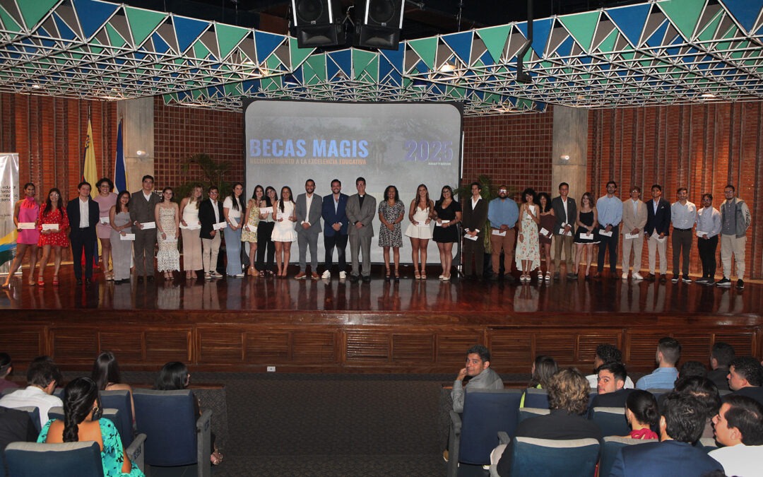 Los graduandos de la clase 2025 celebran el fin de sus estudios en su encuentro con el Rector